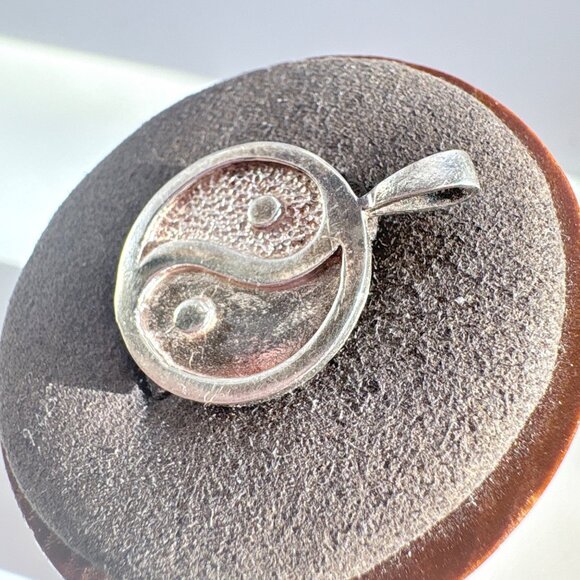 VTG Solid Sterling Silver 925 Yin Yang Design Circle Pendant Size 1" Length - Picture 3 of 9
